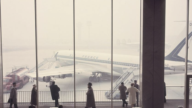Photo en sépia d'un aéroport avec un avion sur le tarmac