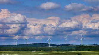 6 éoliennes sur ciel nuageux, champs