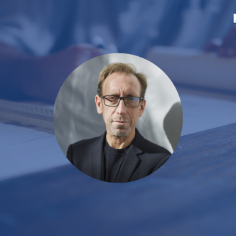 photo de Franck Boutté sur fond bleu avec image d'un plan d'architecte en arrière-plan