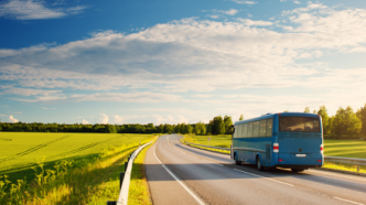 Patrimoine routier : Bus sur une route de campagne