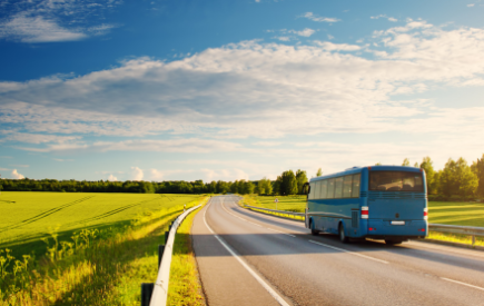 Patrimoine routier : Bus sur une route de campagne
