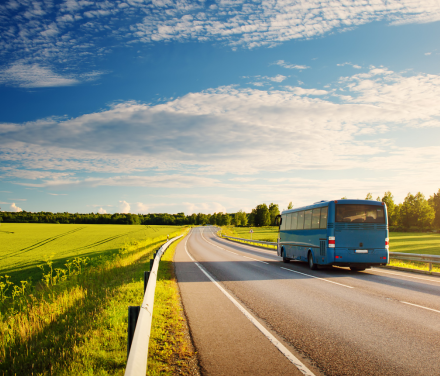 Patrimoine routier : Bus sur une route de campagne