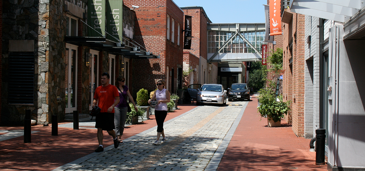 Curbless streets - Cady's Alley in Georgetown