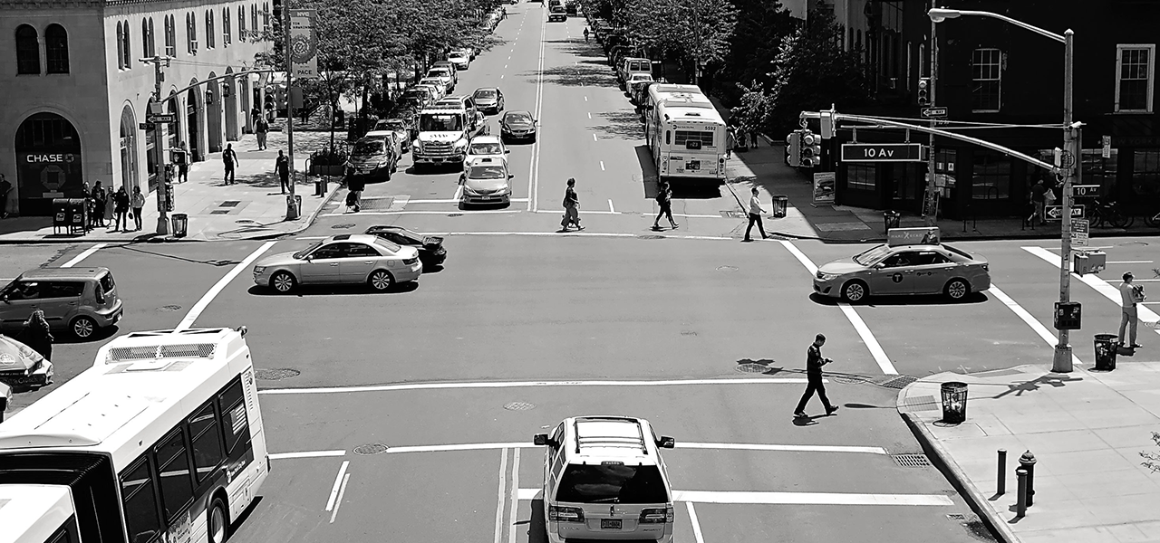 éthique et trafic : routes avec des voitures et des passants
