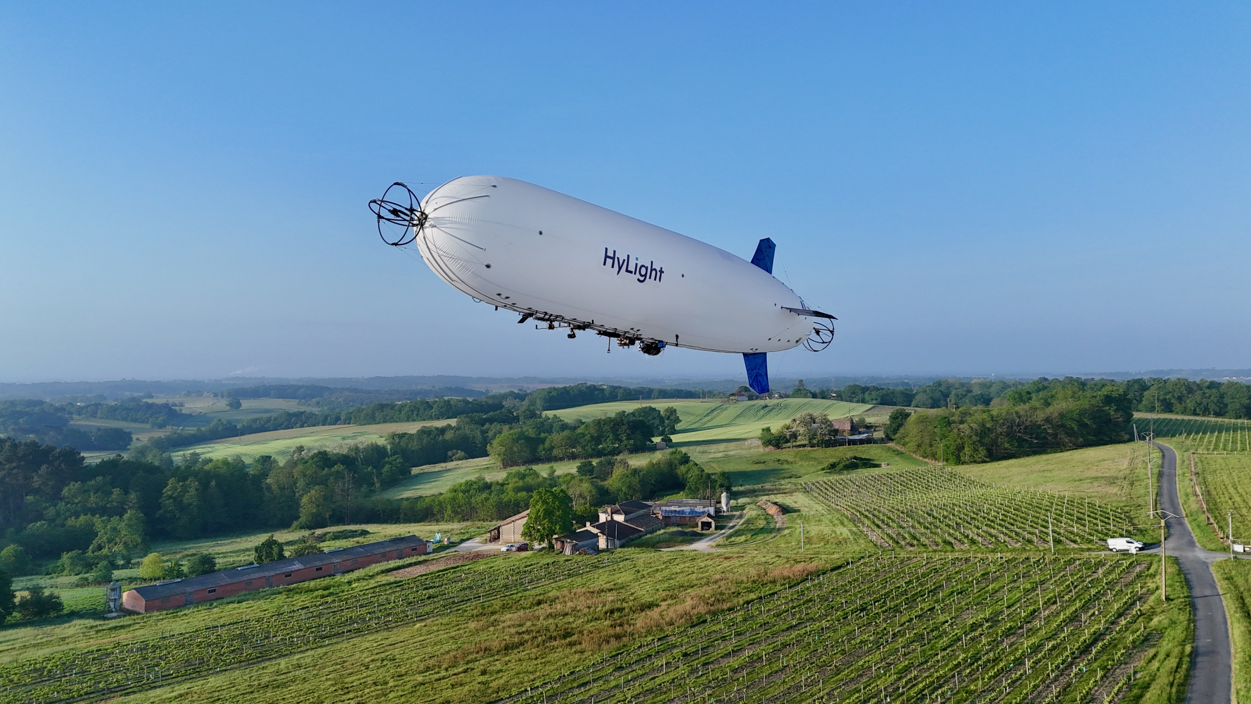 Le dirigeable autonome HyLighter en vol au-dessus de la Charente-Maritime.